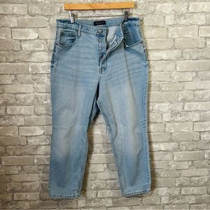 Aeropostale Women's 16R Mom Jeans. Button Fly. Light Wash. High Rise. Tapered